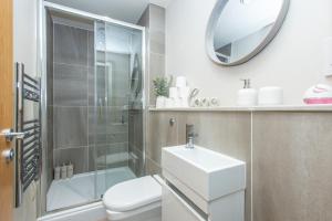 Et badeværelse på Luxury Leeds City Centre Studio With Incredible View + 26 billeder