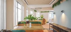 Hotel Ben Marsalforn Affiliated by Meliá في مارسالفورن: غرفة بها طاولة عليها نباتات