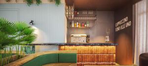 Hotel Ben Marsalforn Affiliated by Meliá في مارسالفورن: بار في مطعم مع كونتر أخضر +24 صورة