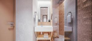ein Badezimmer mit Waschbecken und Spiegel in der Unterkunft Hotel Ben Marsalforn Affiliated by Meliá in Marsalforn + 25 Fotos