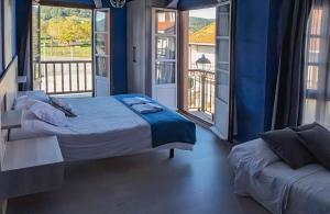 Un dormitorio con una cama y un balcón con ventanas. en Hotel Rural en Escalante Las Solanas, en Escalante