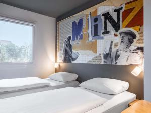 Postel nebo postele na pokoji v ubytování B&B HOTEL Mainz-Süd