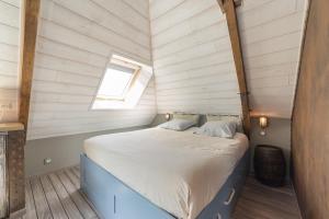 Posto letto in una piccola camera con finestra di Ti Melen a Carnac