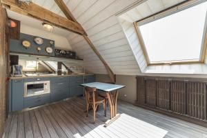 una cucina mansardata con tavolo e finestra di Ti Melen a Carnac