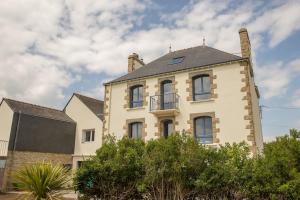 una casa bianca con il tetto nero di Ti Melen a Carnac