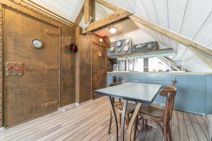 una cucina con un tavolo e sedie in una stanza di Ti Melen a Carnac Altre 12 foto