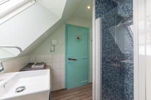 un bagno con una porta blu accanto alla doccia di Ti Melen a Carnac