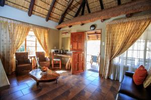 O bucătărie sau chicinetă la Kwalata Game Lodge