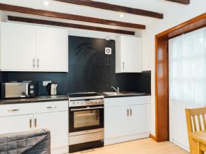 Kuchyň nebo kuchyňský kout v ubytování The Bothy - Uk5803