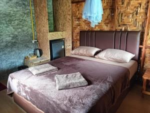 een slaapkamer met een groot bed met twee handdoeken erop bij Bansuan Lanta Maikaew in Koh Lanta
