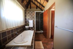 O baie la Kwalata Game Lodge +49 fotografii