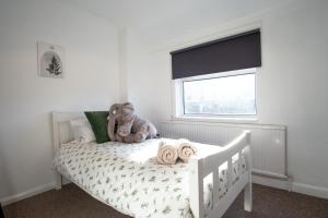 En eller flere senge i et værelse på Central Location, canal side and pool table