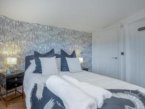 En eller flere senge i et værelse på Deer's Leap - Uk50121 + 12 billeder