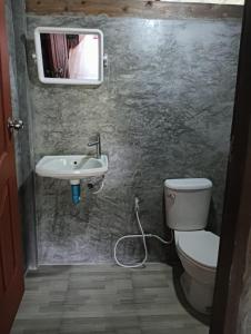 een badkamer met toilet en wastafel bij Bansuan Lanta Maikaew in Koh Lanta