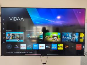 Et tv og/eller underholdning på Casa La Playa con terraza a pie de la Playa