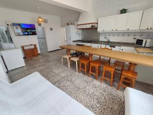 Køkken eller tekøkken på Casa La Playa con terraza a pie de la Playa