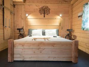 Postel nebo postele na pokoji v ubytování Boomhut XXL