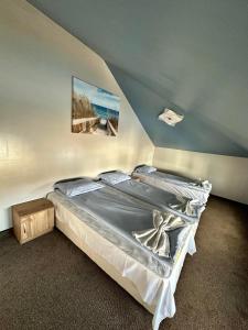 een slaapkamer met een bed en een schilderij aan de muur bij Julia rooms in Sofia