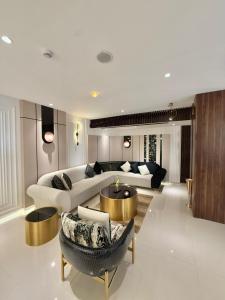 een woonkamer met een bank en een tafel bij AL Hyatt Relax Hotel in Aqaba