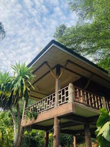a house with a balcony on top of it at Pizza classic resort kohjum in Ban Ko Phrao