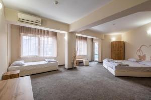 twee bedden in een kamer met twee ramen bij Julia rooms in Sofia +28 foto's