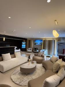 een grote woonkamer met banken en een tafel bij AL Hyatt Relax Hotel in Aqaba