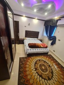 een slaapkamer met 2 bedden en een tapijt op de vloer bij بحر مباشر 2 in Alexandrië