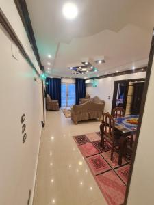een woonkamer met een tafel en een bank bij بحر مباشر 2 in Alexandrië