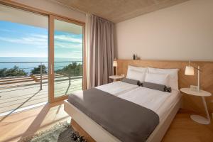 Giường trong phòng chung tại Villa Bianca Hvar by Tourist Adria Group +53 ảnh