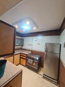 een keuken met een koelkast en een fornuis. bij بحر مباشر 2 in Alexandrië
