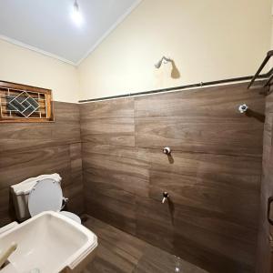 een badkamer met toilet en wastafel bij Jaffna Stay Guest House in Jaffna