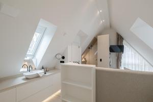 een witte badkamer met een wastafel en een trap bij Sylter Strandholz in Westerland +144 foto's