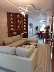 un soggiorno con 2 divani e una sala da pranzo di Signature Apartments a Warri