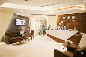 Μια τηλεόραση ή/και κέντρο ψυχαγωγίας στο Hotel West End View A Unit of Hotel SC Residency