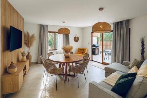 een woonkamer met een tafel en stoelen bij Casa Verano - Morro de São Paulo in Morro de São Paulo