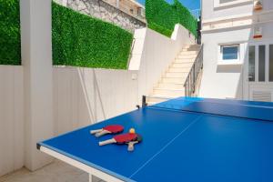 Bordtennis på Villa Teora eller i nærheden