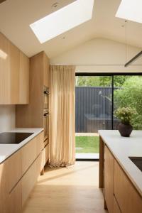 Kuchyň nebo kuchyňský kout v ubytování Elegant 4-Bed Townhouse Private Garden Parking