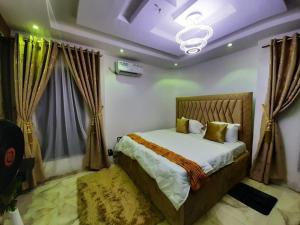 Кровать или кровати в номере 1 Bedroom Luxury Apartment with Lounge & Kitchen