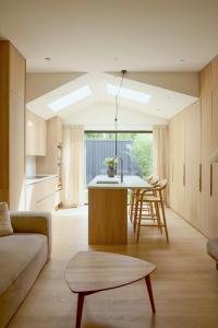 Posezení v ubytování Elegant 4-Bed Townhouse Private Garden Parking