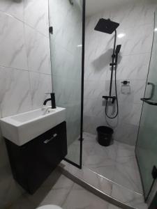 Ванная комната в 1 Bedroom Luxury Apartment with Lounge & Kitchen