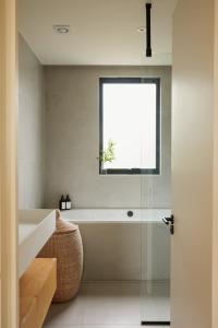 Koupelna v ubytování Elegant 4-Bed Townhouse Private Garden Parking