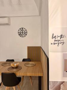 ein Esszimmer mit einem Holztisch und Stühlen in der Unterkunft Domus Gazzara -Napoli Centro Storico in Neapel