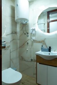 Koupelna v ubytování Apartmani Central & Free parking + 16 fotografií