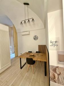 ein Esszimmer mit einem Holztisch und Stühlen in der Unterkunft Domus Gazzara -Napoli Centro Storico in Neapel