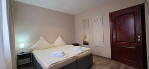 een kleine slaapkamer met een bed met handdoeken erop bij Pension M in Neurenberg