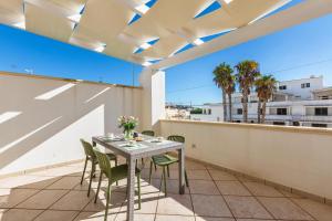 een terras met een tafel en stoelen op een balkon bij Casa Agnese by BarbarHouse in Leuca