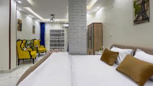 Postel nebo postele na pokoji v ubytování pYramids view Apartment & Studio's