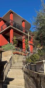 een rood huis met trappen ervoor bij Red House Apartment in Kotor