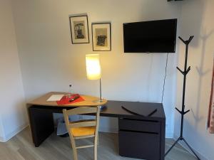 a desk with a lamp and a desk with a chair at Medical Wellness RehaKlinik und Aqualon Therme in Bad Säckingen