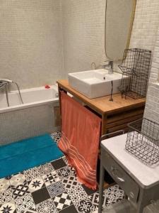 Et badeværelse på Townhouse with quiet garden